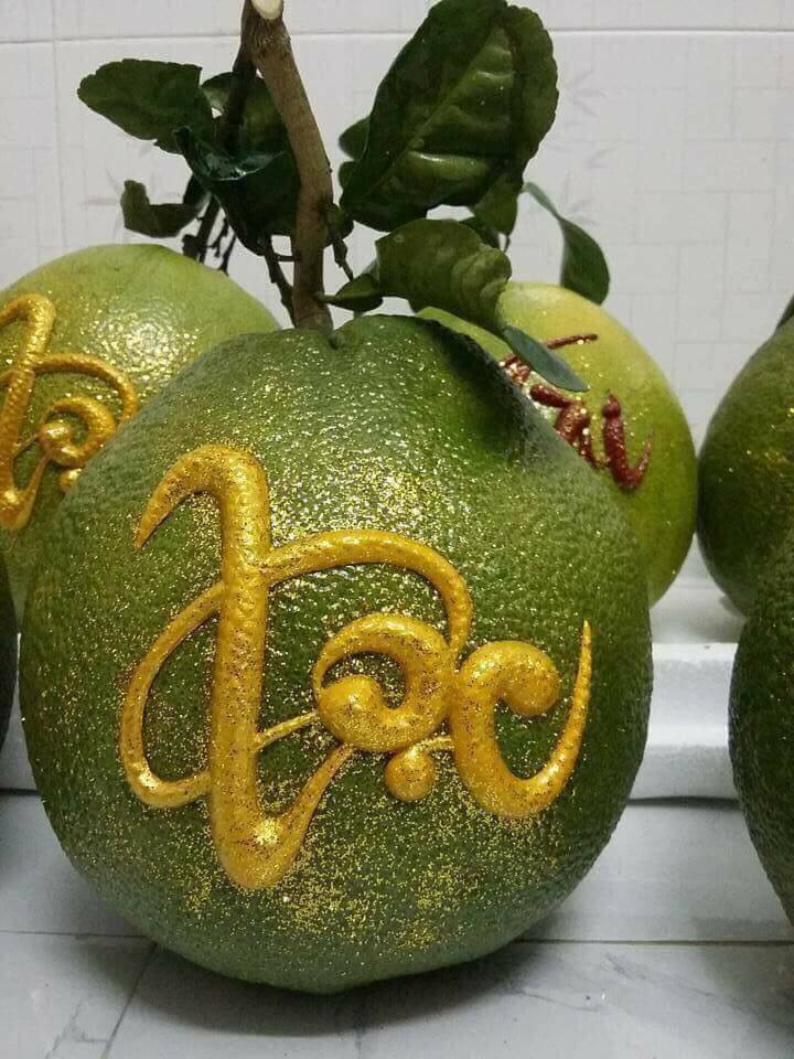 Khoảng 3 năm trước, bưởi khắc chữ "đổ bộ" thị trường Hà Nội với mức giá từ 800.000 đồng đến 1 triệu đồng/quả. Ảnh: Vietq.