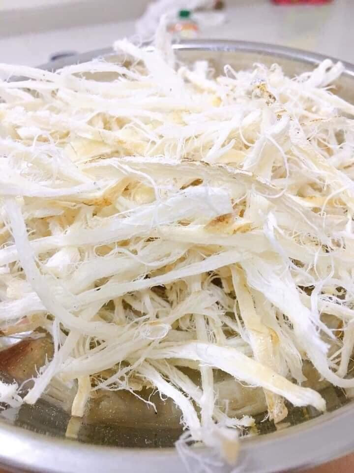 Một người bán khác cho biết, đây là mực của Việt Nam, chất lượng vẫn đảm bảo nhưng do dịch COVID-19, không xuất khẩu được nên được bán với giá rẻ chưa từng thấy.