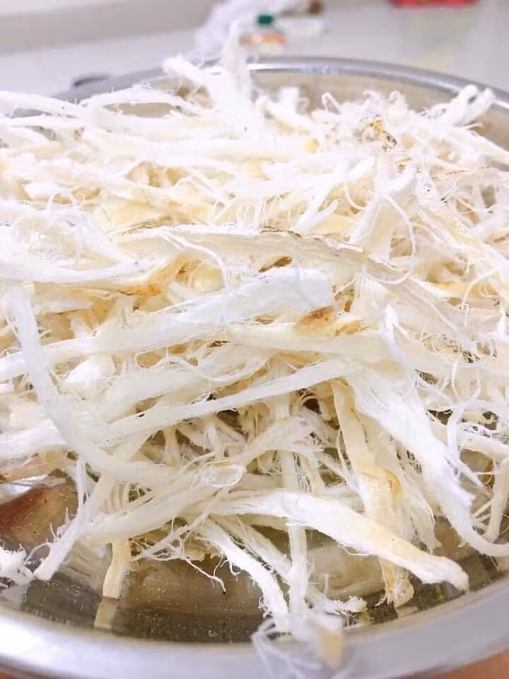 Một người bán khác cho biết, đây là mực của Việt Nam, chất lượng vẫn đảm bảo nhưng do dịch COVID-19, không xuất khẩu được nên được bán với giá rẻ chưa từng thấy.