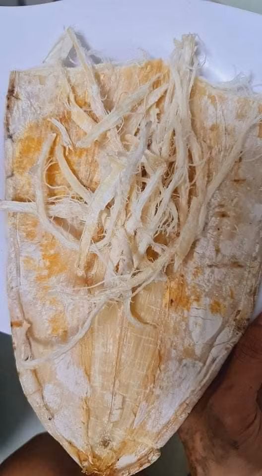 Kích thước to bắt mắt, giá lại rẻ nên loại mực khô khổng lồ này khá hút khách. Chị Duyên (một người bán online ở Hà Đông, Hà Nội) cho biết, mỗi ngày bán được vài chục kg mực khô.