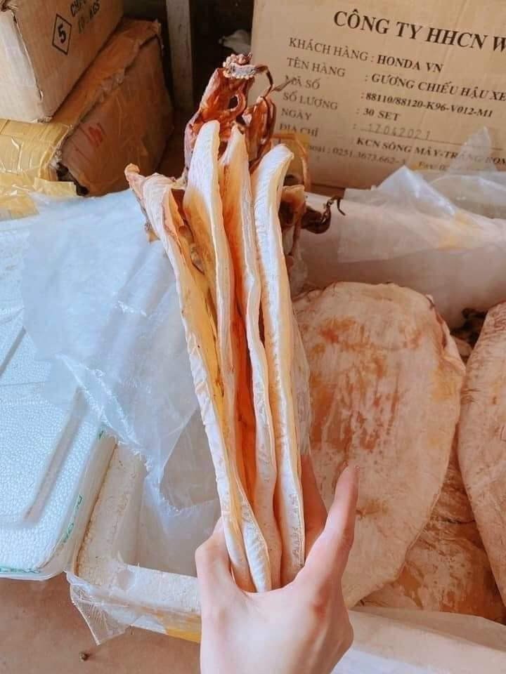 Theo một số người sống tại Quảng Ninh nhiều năm, mực khô loại to, giá rẻ này chính là mực xà. Loại mực này bình thường có da màu đen, ăn rất nhạt và giá chỉ khoảng 30.000 đồng/kg tươi.