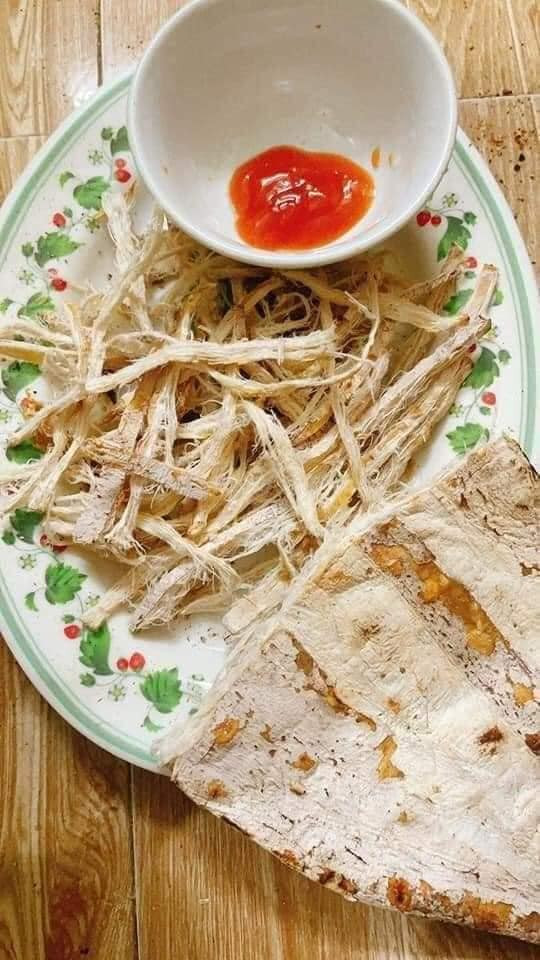 Chị nói: "Đợt này, mùa bóng đá đang sôi động nên mực khô đắt như tôm tươi phục vụ nhu cầu của người dân vừa thưởng thức vừa xem bóng đá".