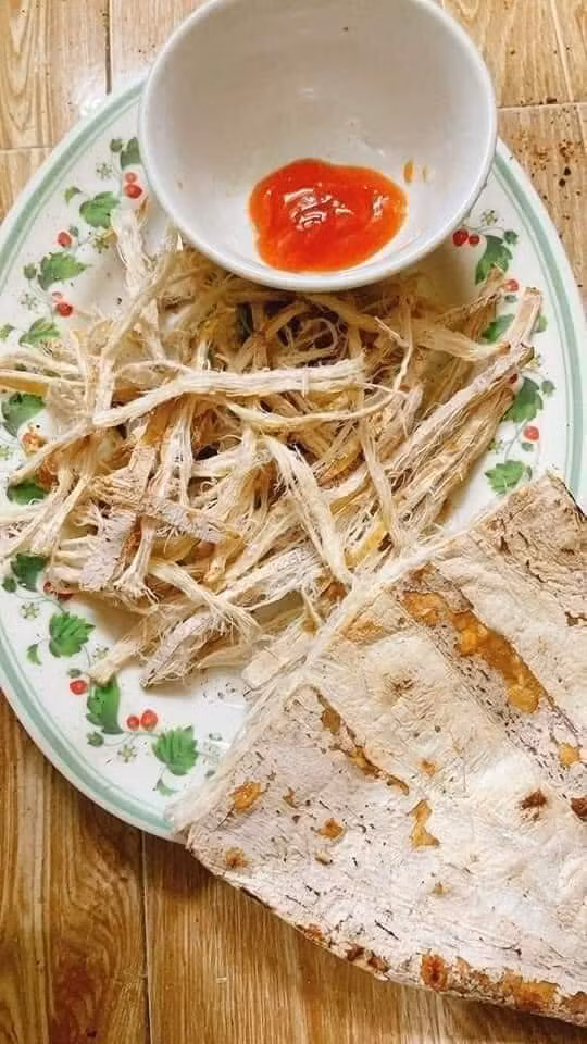 Chị nói: "Đợt này, mùa bóng đá đang sôi động nên mực khô đắt như tôm tươi phục vụ nhu cầu của người dân vừa thưởng thức vừa xem bóng đá".