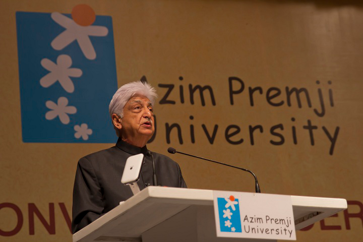 Tỷ phú Ấn Độ mua vé máy bay hạng phổ thông, mua xe ôtô đã qua sử dụng và luôn nhắc nhân viên tắt điện văn phòng khi không dùng. Ảnh: AP.