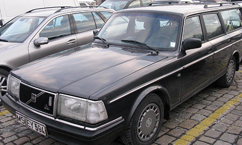 Tỷ phú Ingvar Kamparad - nhà sáng lập tập đoàn bán lẻ nội thất lớn nhất thế giới lái chiếc Volvo 240 GL đời 1993 trong suốt hai thập kỷ. Ông chỉ dừng sử dụng xe sau khi mọi người thuyết phục quá nguy hiểm nếu ông lái xe ở tuổi 91. Ảnh: CNBC