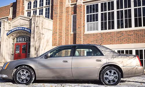 Nhà đầu tư huyền thoại Warren Buffett nổi tiếng với thói quen tiết kiệm. Năm 2014, ông chi 45.000 USD để mua một chiếc Cadillac XTS. Trước đó, ông sử dụng chiếc Cadillac DTS đời 2006. Buffett quyết định lên đời xe sau khi con gái Susie nói chiếc xe cũ không còn phù hợp với ông. Ảnh: CNBC