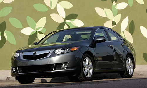 Nhà sáng lập Facebook - tỷ phú Mark Zuckerberg thường xuất hiện cùng chiếc xe Acura TSX, trị giá khoảng 30.000 USD. Ảnh: CNBC.