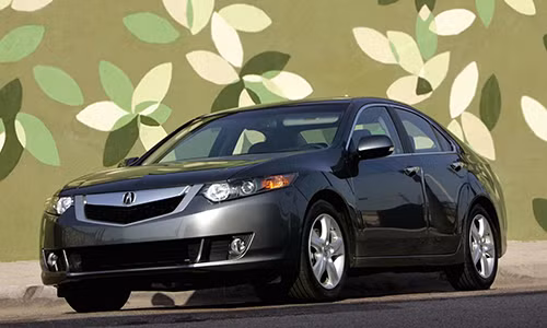 Nhà sáng lập Facebook - tỷ phú Mark Zuckerberg thường xuất hiện cùng chiếc xe Acura TSX, trị giá khoảng 30.000 USD. Ảnh: CNBC.