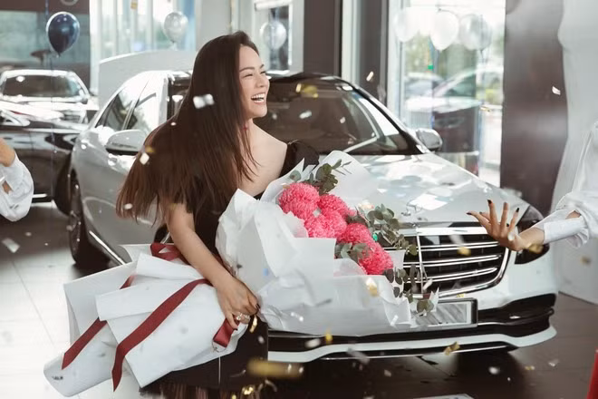 Tháng 8 năm ngoái, nhân dịp sinh nhật, Nhật Kim Anh tự thưởng cho bản thân chiếc xế hộp Mercedes S450 Luxury giá khoảng 5 tỉ đồng. Ảnh: Lao động.