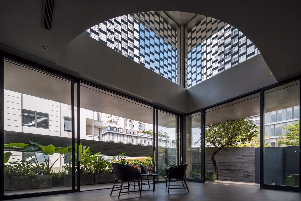 Không gian được phân tách thành nhiều lớp khác nhau bằng vật liệu đá granite đồng nhất bên trong và bên ngoài.