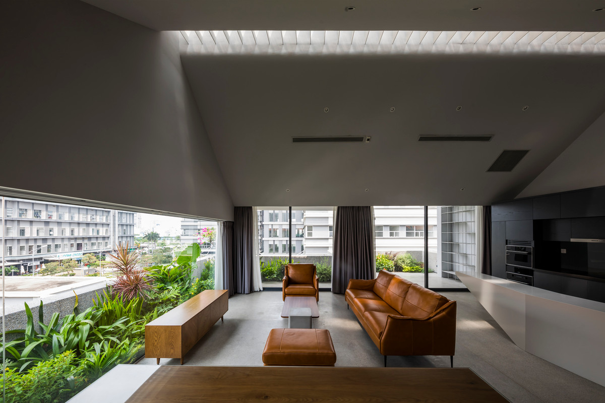 Cách phối hợp vật liệu này làm mờ ranh giới giữa không gian bên trong và bên ngoài, khiến chủ thể và bầu không khí xung quanh tạo thành khối thống nhất.