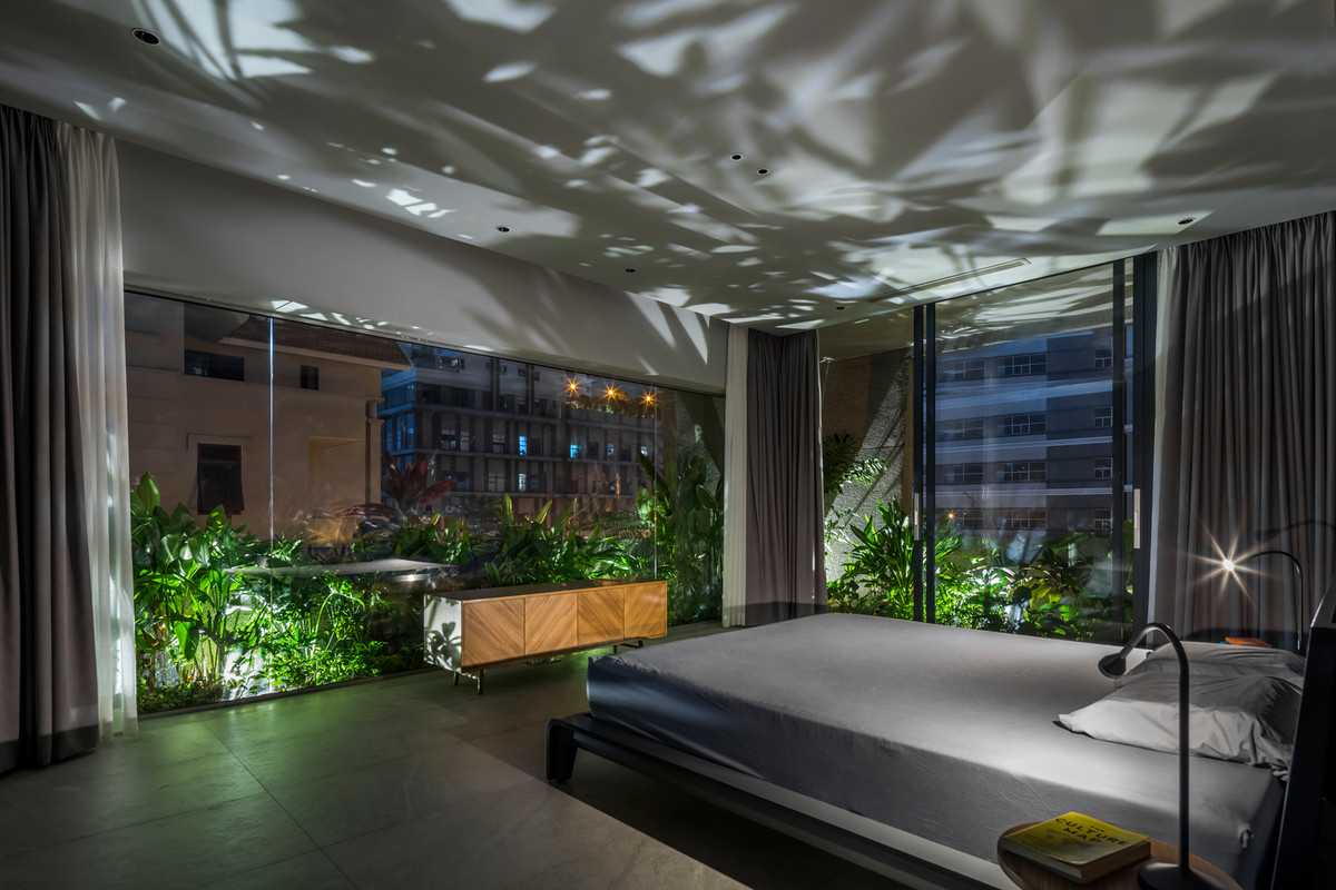 Phòng ngủ hiện đại như hoàn toàn nằm giữa thiên nhiên. Nguồn ảnh: Hiroyuki Oki