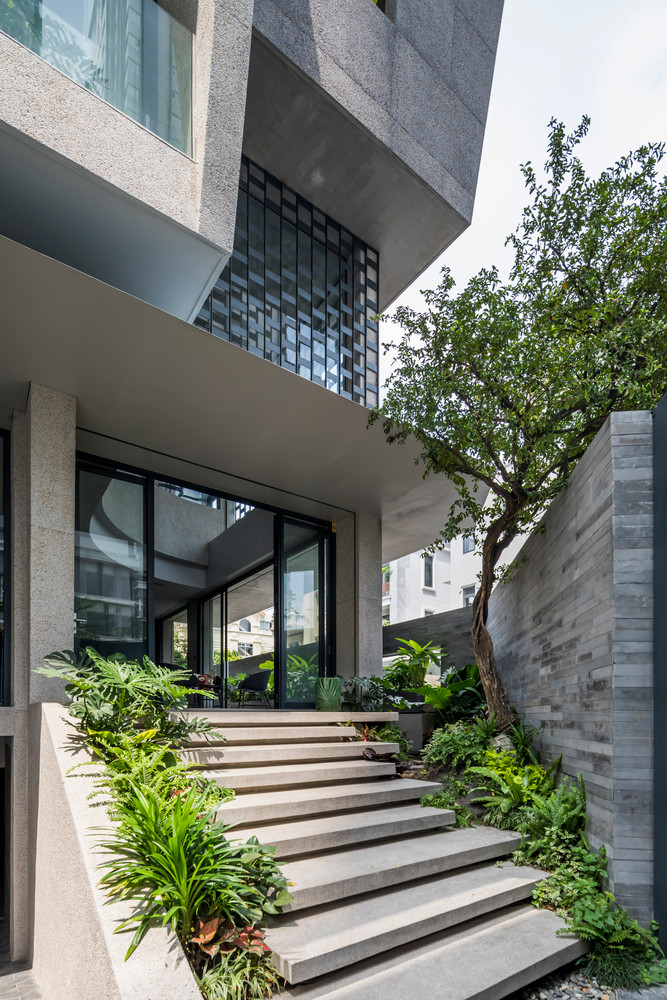 Xung quanh nhà bố trí nhiều cây xanh.