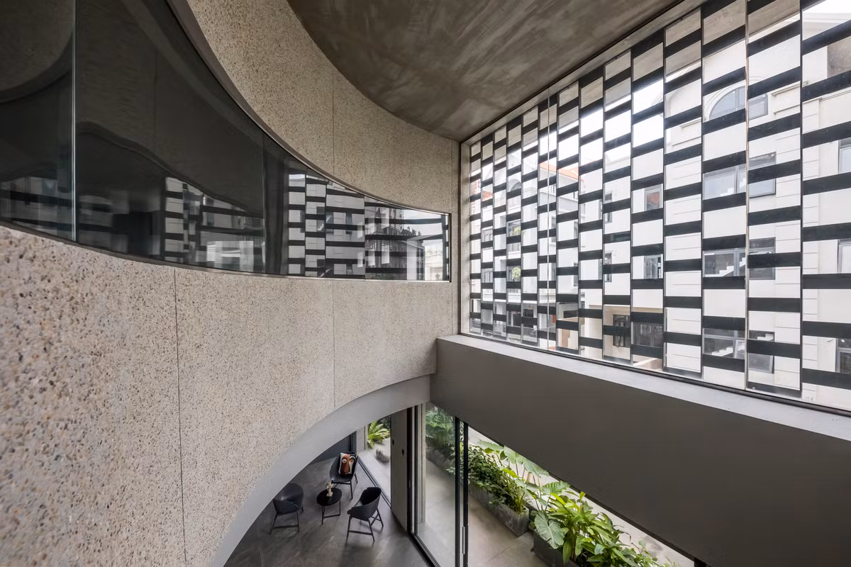 Những bức tường lỗ hổng vừa đón nắng, gió, vừa giúp giảm thiểu điện năng tiêu thụ.