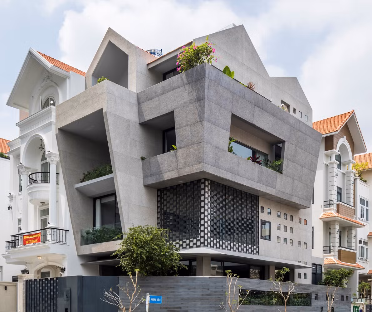 Khác với những căn nhà xung quanh, công trình gây ấn tượng bởi lối thiết kế phá cách với những bức tường xây nghiêng.