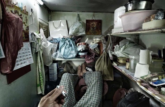 Nhiếp ảnh gia Benny Lam có dịp ghi lại điều kiện sống ngột ngạt trong các căn hộ nhỏ như "quan tài" của người lao động ở Hong Kong. Ảnh: Nationalgeographic