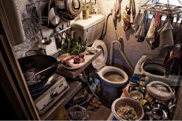 Mọi sinh hoạt đều ở trong một không gian chật hẹp. Ảnh: Nationalgeographic