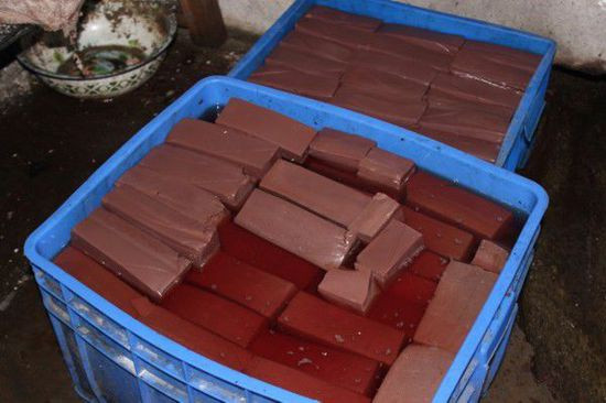 Không chỉ vậy, tiết vịt tươi được chuyển đến nhà hàng đựng trong thùng xốp cũ, không có bao bì hay nhãn mãn. Thậm chí, những bát tiết vịt còn từ hôm trước vẫn được bảo quản để bán cho hôm sau.