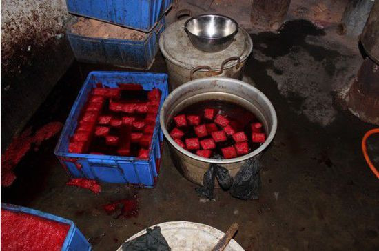 Theo lời khai, người đàn ông này mua tiết bò, dê từ các lò mổ gần đó, trộn chúng với nhau để thành tiết vịt. Sau đó, ngâm những phần tiết đỏ trong dung dịch hóa chất nhằm giữ cho chúng lâu hỏng.