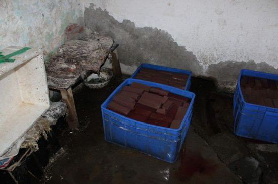 Trước đó, cách đây vài năm, cảnh sát Trung Quốc đã bắt giữ một người đàn ông sau khi khám xét xưởng chế biến "tiết vịt" ở thành phố An Khang, tỉnh Thiểm Tây, Trung Quốc.