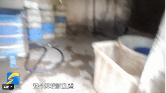 Những xô, thùng nhựa, thùng xốp, cùng đống túi nilon vương vãi trên nền đất.