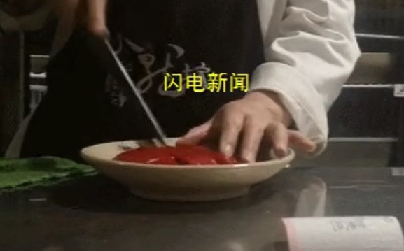 Theo phóng viên Tin Tức Thiểm Điện, tiết vịt tươi đựng trong bát sắt nhỏ và lưu trữ trong tủ lạnh. Khi khách gọi món, đầu bếp sẽ lấy bát tiết vịt trong tủ lạnh ra, dùng dao cắt thành từng miếng rồi đặt ra đĩa.