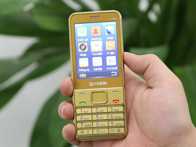 Truoc VinSmart, ong lon nao tung dung san xuat dien thoai?