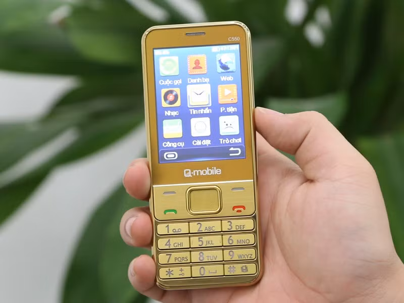 Truoc VinSmart, ong lon nao tung dung san xuat dien thoai?