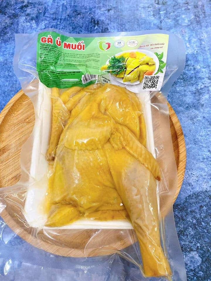 Trong khi dân buôn online cho rằng gà ủ muối hoa tiêu không đầu này là hàng trong nước được nuôi thả vườn thì một người bán gà ủ muối tiêu truyền thống ở Hà Nội khẳng định không thể có gà ta thả vườn giá rẻ như vậy. Ảnh: Facebook