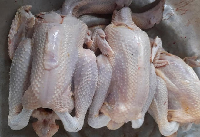 Người bán cho biết đây là gà tươi, không phải gà đã qua cấp đông, khách mua đến đâu họ mới giết mổ tới đó. Ảnh: Facebook