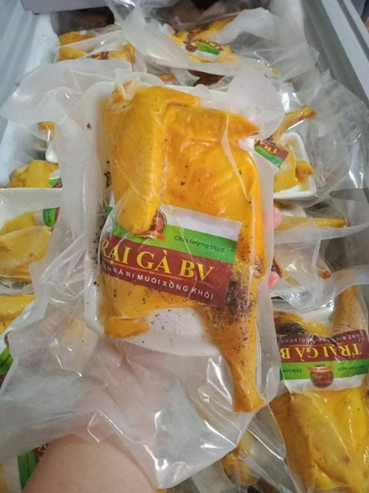 Hiện, nhiều tiểu thương bán giá chỉ 95.000 - 100.000 đồng/con, nếu mua nửa con giá khoảng 50.000 đồng/khay. Ảnh: Facebook