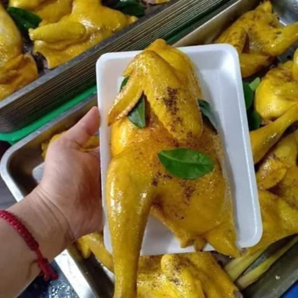 Loại gà giá rẻ này có ngoại hình và hương vị giống như các loại gà muối tiêu cay truyền thống nhưng không có đầu, không có chân và được hút chân không. Ảnh: Facebook