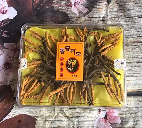 Hộp đông trùng hạ thảo nhỏ trọng lượng 5g giá 8,5 triệu đồng/hộp, hộp 10g có giá 17 triệu đồng/hộp...Ảnh: Hangnhapkhauhanquoc