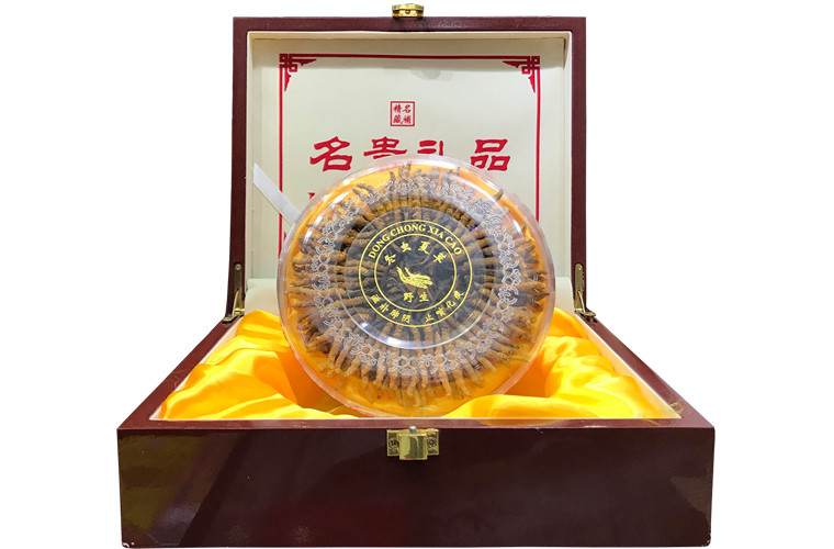 Tại một cửa hàng ở TP HCM, hộp đông trùng hạ thảo Tây Tạng thiên nhiên nguyên con có giá 85 triệu đồng/hộp 50g. Tính ra, mỗi kg đông trùng hạ thảo có giá khoảng 1,7 tỷ đồng. Ảnh: Internet.