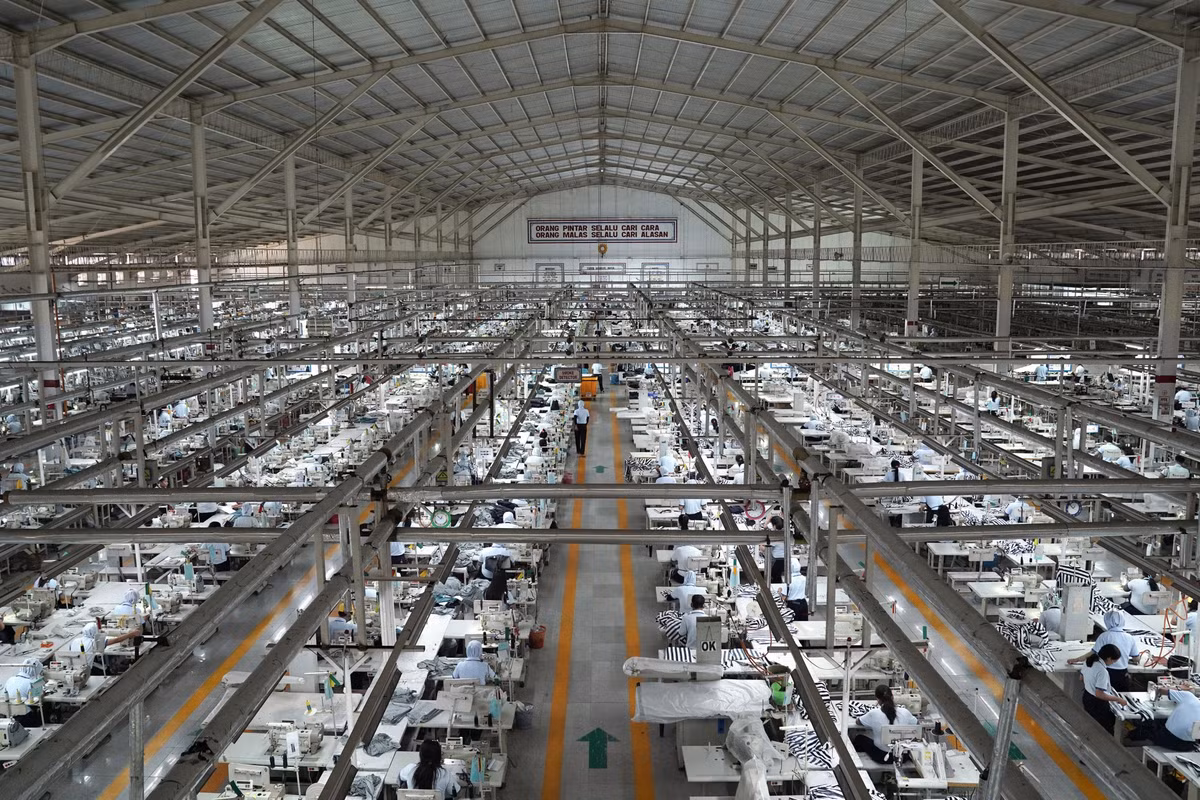 Những nhà cung cấp này sẽ thay H&amp;M sản xuất sản phẩm dựa trên thiết kế và yêu cầu của công ty.