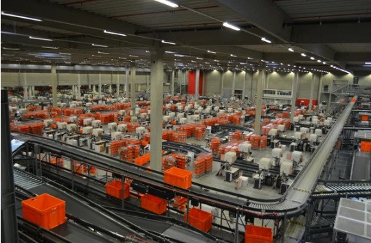 Tuy nhiên, H&amp;M không có nhà máy riêng, mà làm việc với hơn 900 nhà cung cấp độc lập tại châu Á và châu Âu.