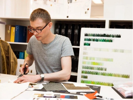 Đội thiết kế của H&amp;M có nhiệm vụ quan sát và phân tích những xu hướng thời trang mới trên thị trường, từ đó thay đổi và cho ra đời những sản phẩm thời trang tương ứng.