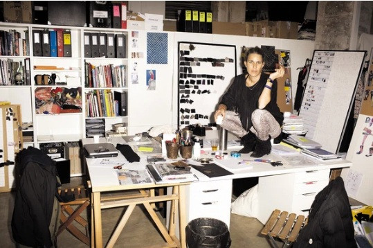 Theo một chuyên gia thiết kế cho H&amp;M: "Hạn mức sản phẩm được giới hạn theo khu vực và cả loại cửa hàng. Những sản phẩm cao cấp như các phiên bản giới hạn sẽ chỉ xuất hiện trong một số cửa hàng thuộc thị trường chính”.