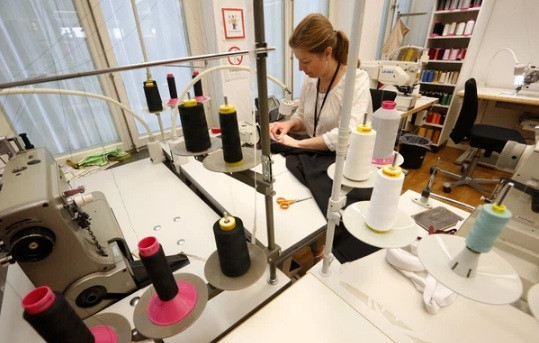 Sau công đoạn thiết kế, đội ngũ sản xuất họp bàn và xác định số lượng sản phẩm trên mỗi thiết kế.