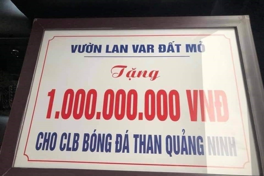 Tháng 4/2021, khi CLB bóng đá Quảng Ninh nợ lương các cầu thủ, Vườn Lan Var Đất Mỏ đã trao tặng CLB số tiền 1 tỷ đồng để trả lương cho các cầu thủ. Ảnh: Lao động