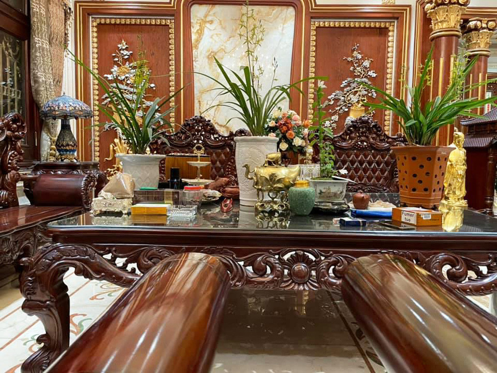 Nội thất gỗ đồ sộ bên trong biệt thự của Bùi Hữu Giang. Ảnh: Doanhnghieptiepthi