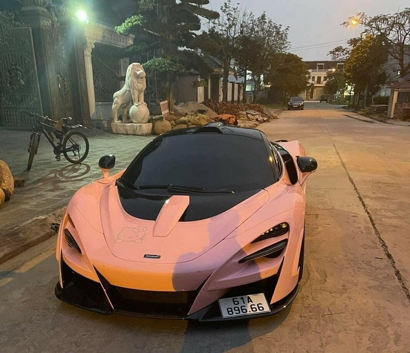 Không chỉ sở hữu biệt thự, dàn xe gồm chiếc Rolls Royce Cullian (trị giá 29 tỷ đồng) và Range Rover SVautobiography cũng được cho là của đại gia lan đột biến Quảng Ninh. Tháng 3/201, siêu xe McLaren 720S độ N-Largo mang biển số tỉnh Bình Dương được bắt gặp đậu trước cửa biệt phủ của Bùi Hữu Giang. Ảnh: Vietnamnet