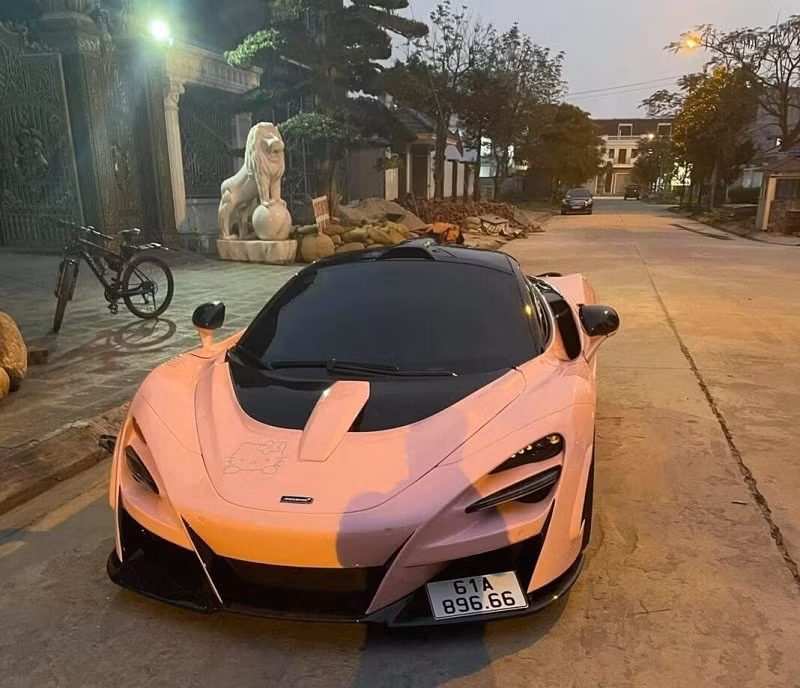 Không chỉ sở hữu biệt thự, dàn xe gồm chiếc Rolls Royce Cullian (trị giá 29 tỷ đồng) và Range Rover SVautobiography cũng được cho là của đại gia lan đột biến Quảng Ninh. Tháng 3/201, siêu xe McLaren 720S độ N-Largo mang biển số tỉnh Bình Dương được bắt gặp đậu trước cửa biệt phủ của Bùi Hữu Giang. Ảnh: Vietnamnet