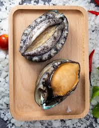 Vì vậy, để không mua phải bào ngư hàng kém chất lượng gắn mác Hàn Quốc, người tiêu dùng nên chọn mua bào ngư ở các địa chỉ uy tín và còn sống. Nguồn ảnh: Facebook.