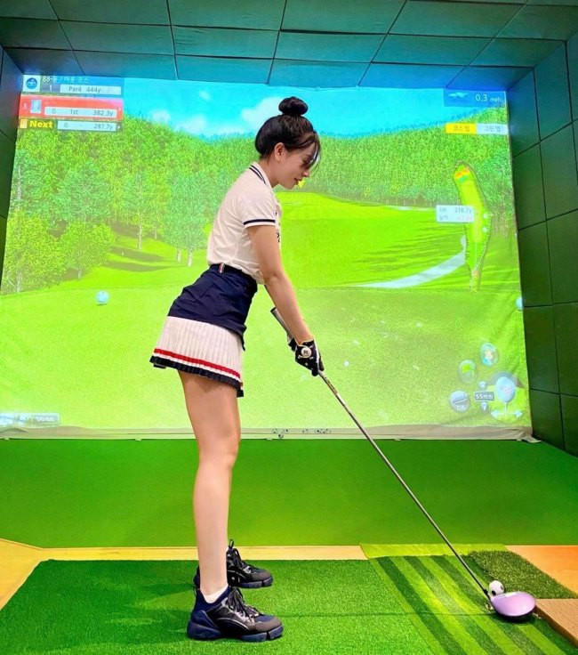 Cô nàng còn tham gia chơi golf - một trong những môn thể thao nhà giàu. Nguồn ảnh: Instagram, FB
