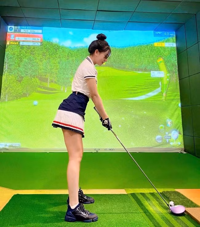 Cô nàng còn tham gia chơi golf - một trong những môn thể thao nhà giàu. Nguồn ảnh: Instagram, FB