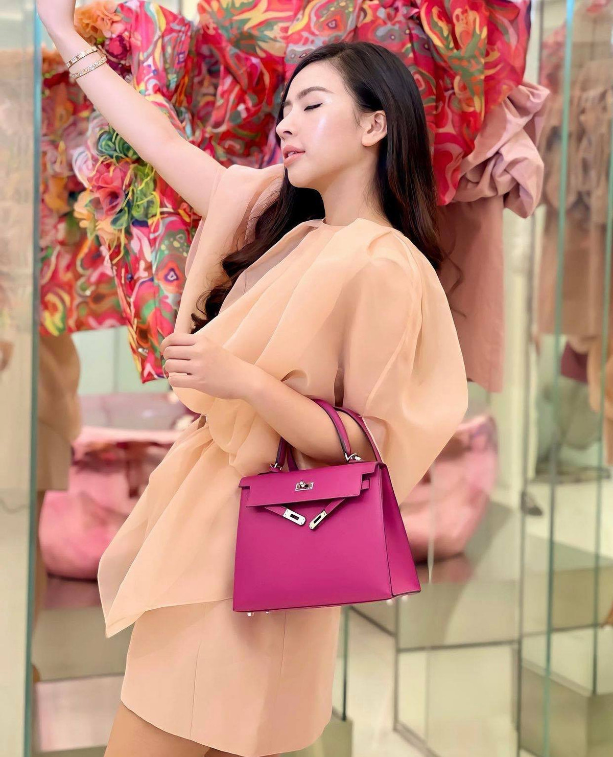 Với Phương Bora, dùng hàng hiệu không phải để khẳng định đẳng cấp mà còn là sự đầu tư về kinh tế.