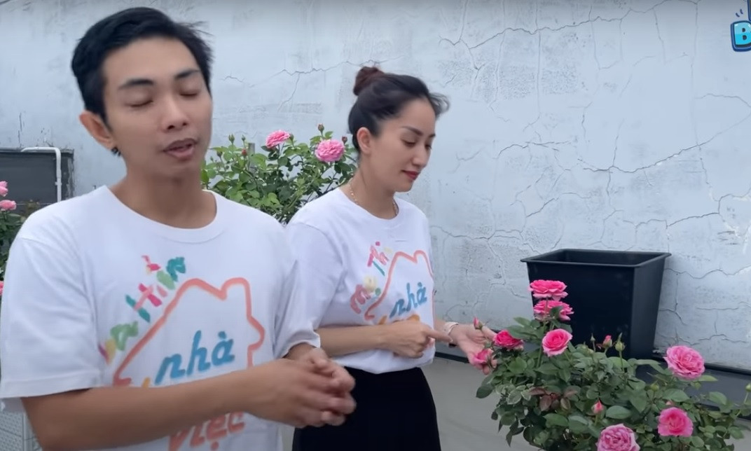 Từ khi dịch COVID-19 bùng phát, cuộc sống gia đình Khánh Thi - Phan Hiển đảo lộn hoàn toàn. Hai vợ chồng dành thời gian dạy nhảy online trong khi các con gửi về ông bà chăm sóc.