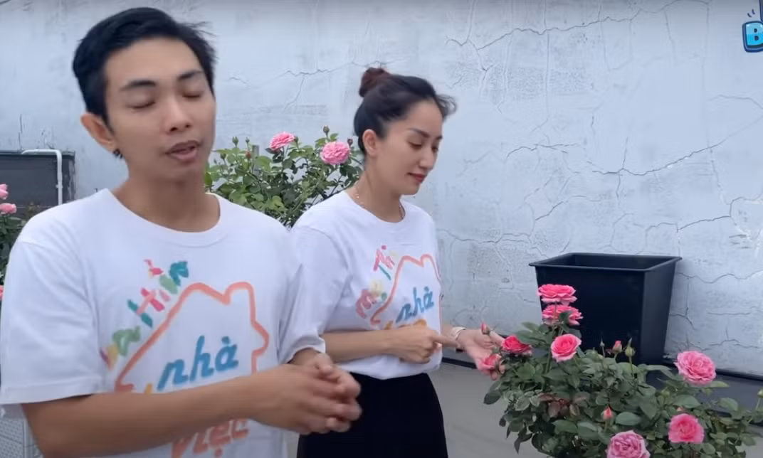 Từ khi dịch COVID-19 bùng phát, cuộc sống gia đình Khánh Thi - Phan Hiển đảo lộn hoàn toàn. Hai vợ chồng dành thời gian dạy nhảy online trong khi các con gửi về ông bà chăm sóc.