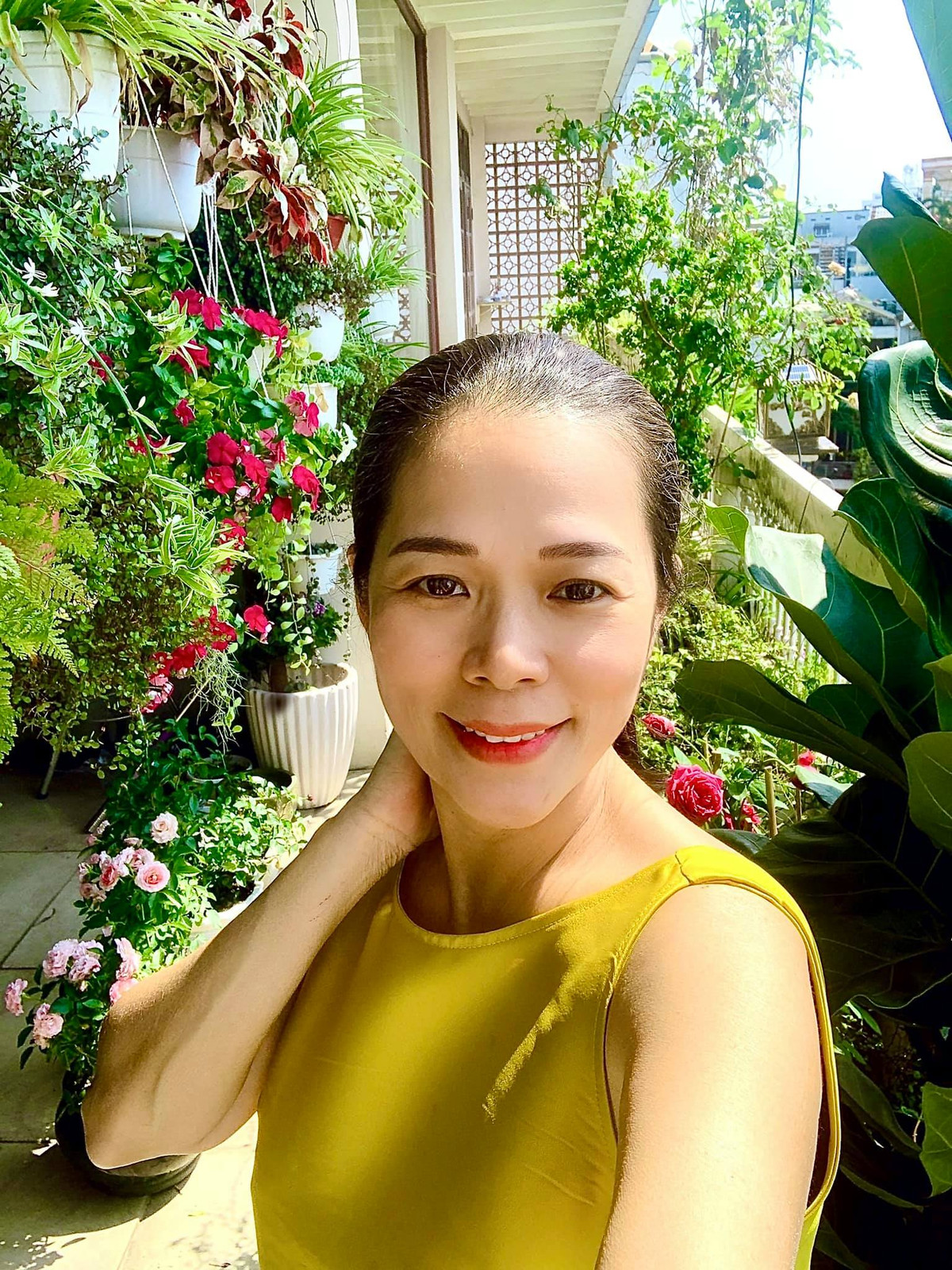 Rời xa showbiz, ca sĩ Mỹ Lệ chọn cuộc sống an yên bên gia đình. Nữ ca sĩ hiện sống trong một ngôi nhà ở TPHCM. Tại đây, cô chăm chút cho không gian sống bằng các loại hoa nở 4 mùa ở ban công. Ảnh: FBNV.